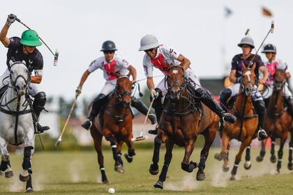 A Pablo Pieres no le fue nada fácil escapar para hacer goles; en este caso, Britos lo persigue con fiereza, a punto de intentar un backhander en velocidad.