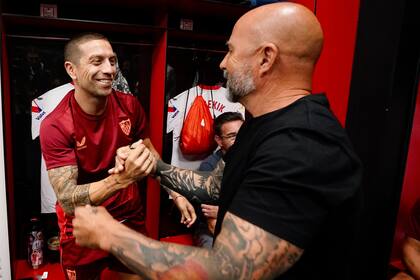 A Papu Gómez y Jorge Sampaoli les espera un caliente clásico sevillano contra Real Betis