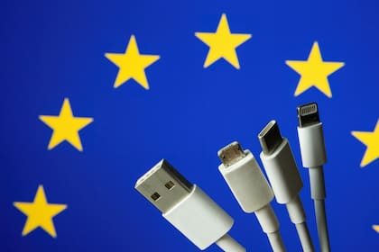 A partir de 2024, los dispositivos electrónicos que se vendan en Europa deberán usar el puerto USB-C para cargarse; por el tamaño del mercado europeo, esto impactará en el resto del mundo