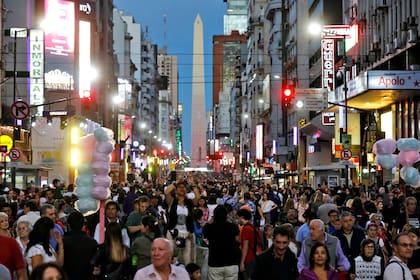 Las ajetreadas noches de sábado de la calle Corrientes continuarán siendo una de las citas obligadas de los visitantes y habitantes de la ciudad