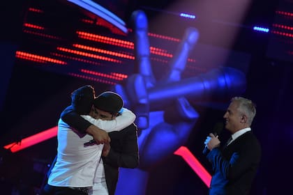 A partir de ahora, dos miembros de un mismo equipo se miden interpretando dos canciones diferentes y el coach sólo salvará a uno de ellos