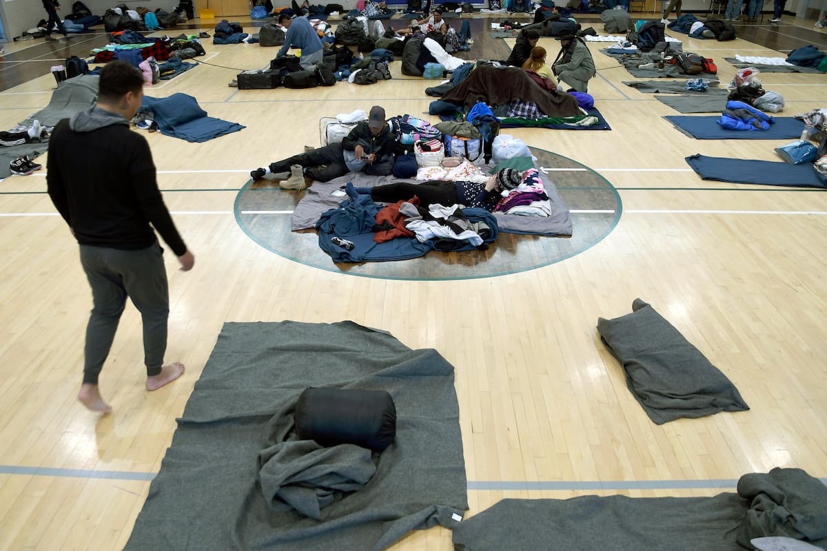 A partir de ahora, las familias sin hogar en los refugios desbordados solo podrán quedarse durante cinco días (AP Foto/Thomas Peipert, Archivo)