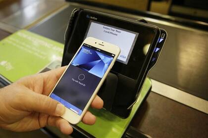 A partir de diciembre se podría pagar con tarjetas de crédito a través del celular