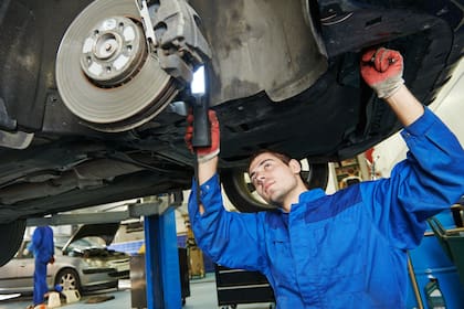 A partir de enero, ya no será necesario llevar los autos no comerciales a las estaciones de inspección anualmente (Foto Canva)