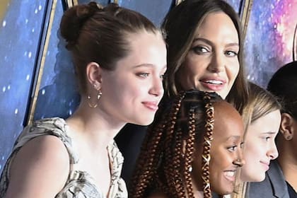 A partir de ese momento y por un tiempo se mostró en distintos eventos junto a Angelina con el cabello largo recogido y vestidos de colores cálidos