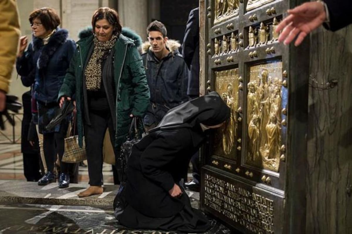 A partir de esta Nochebuena la puerta santa de la Basílica de San Pedro abrirá sus puertas a los peregrinos.