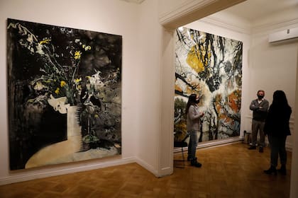 En Smart Gallery recibieron esta tarde a los primeros visitantes en cuatro meses, interesados en las pinturas de Hernán Salamanco