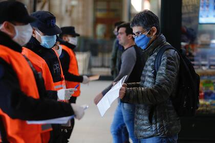 A partir de hoy rige la obligatoriedad del uso de tapabocas en el transporte público y en todos los locales comerciales