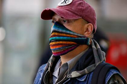 A partir de hoy rige la obligatoriedad del uso de tapabocas en el transporte público y en todos los locales comerciales