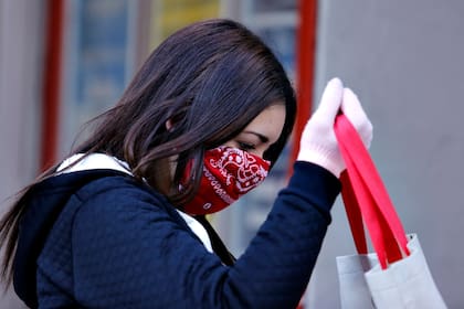 A partir de hoy rige la obligatoriedad del uso de tapabocas en el transporte público y en todos los locales comerciales