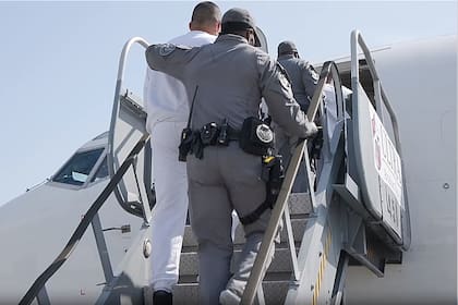 A partir de junio, la cantidad de vuelos de deportación del ICE desde Los Ángeles se duplicaron