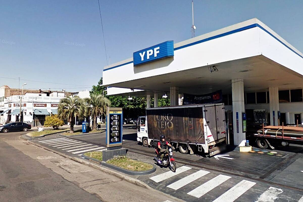 A partir de la medianoche, subirá un 2,5% el valor de la nafta y un 1,75% el del gasoil