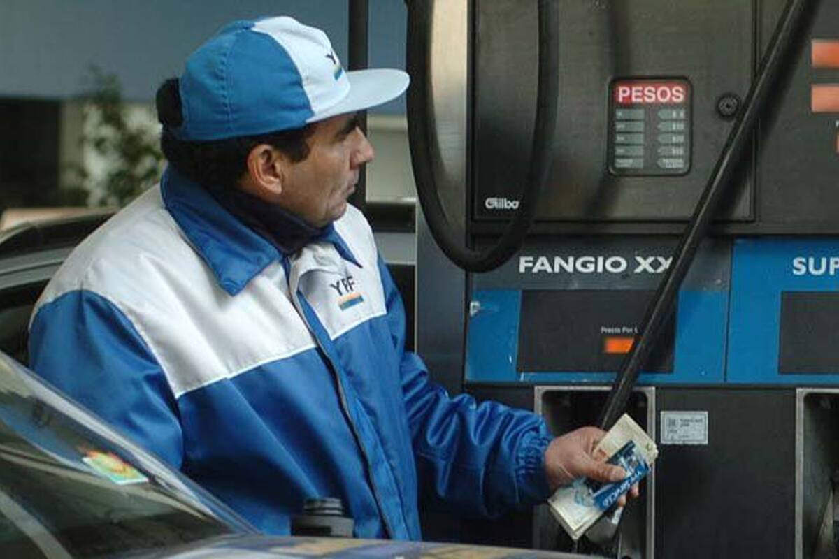 A partir de la medianoche, subirá un 2,5% el valor de la nafta y un 1,75% el del gasoil