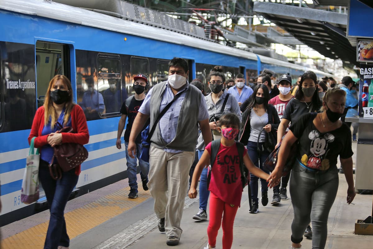 A partir de las 0 de mañana y durante al menos tres semanas, en el AMBA, solamente podrán utilizar el transporte público los trabajadores considerados esenciales, los miembros de la comunidad educativa y quienes tengan una autorización especial