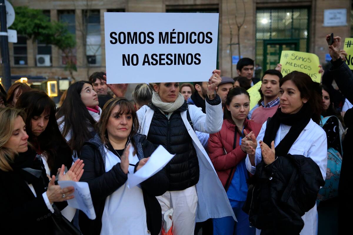 A partir de las 18 de ayer llegaron a Plaza Houssey unos 200 profesionales de la salud autoconvocados