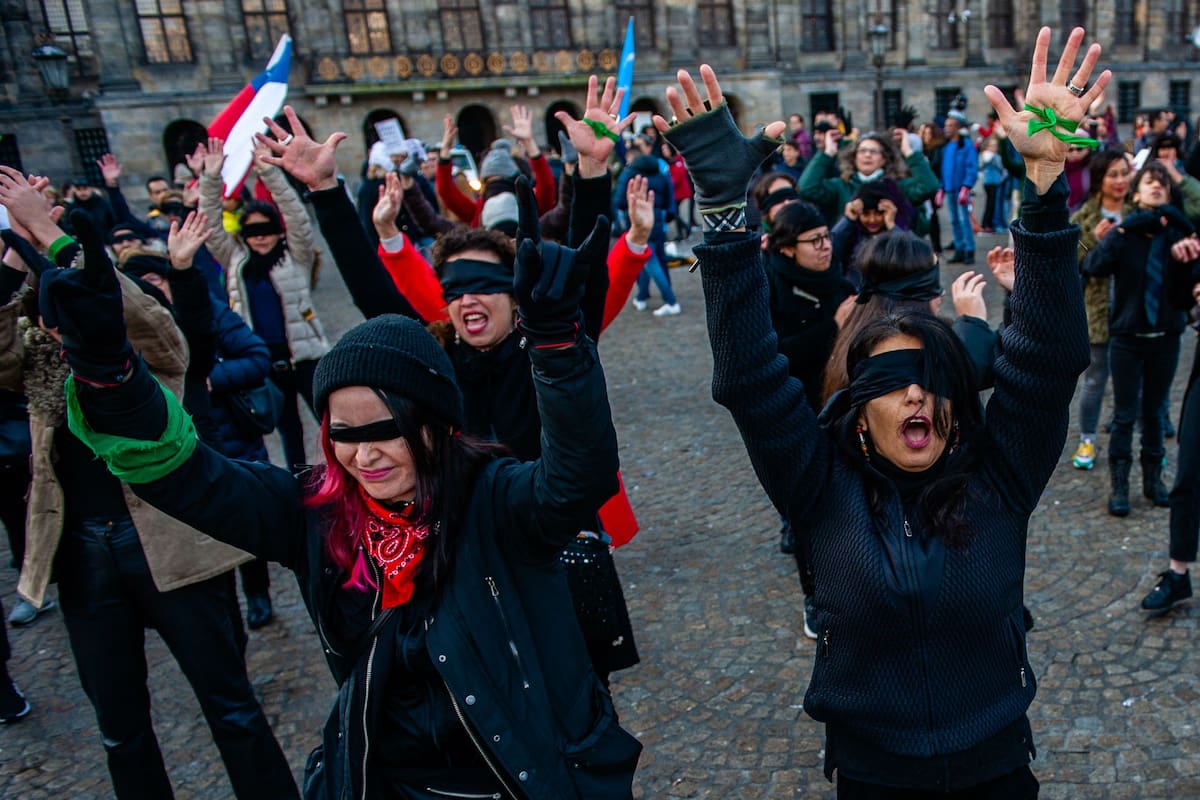 A partir de las manifestaciones encabezadas por la agrupación Las Titas contra la violencia de género en Chile, muchas mujeres replicaron los mensajes y se sumaron a contar sus historias de abusos que se habían guardado durante mucho tiempo.