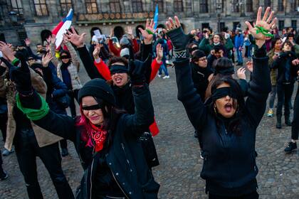 A partir de las manifestaciones encabezadas por la agrupación Las Titas contra la violencia de género en Chile, muchas mujeres replicaron los mensajes y se sumaron a contar sus historias de abusos que se habían guardado durante mucho tiempo.