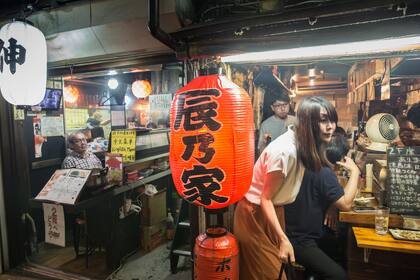 A partir de las siete de la tarde, en estos reductos sirven cerveza y litros de sake para acompañar pinchos y platitos sencillos.