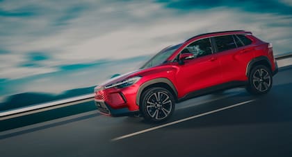 A partir de las versiones XEI, Toyota incorpora climatizador automático bizona, Smart Entry, Push Start, freno de estacionamiento electrónico con función Auto Hold y sensor de lluvia