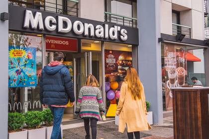 A partir de mañana estará prohibido entregarle al público sorbetes de plástico