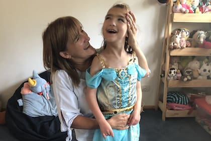 ¿Cómo enfrentar la cuarentena sin terapias ni escuela? Daniela Briñón tiene una hija con parálisis cerebral y brinda algunas claves.