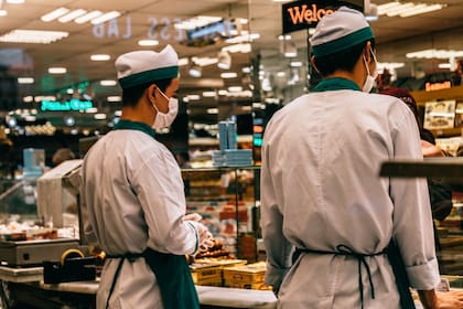 A partir del 1º de abril de 2024, los empleados de las cadenas de fast food tendrán un salario mínimo de 20 dólares por hora