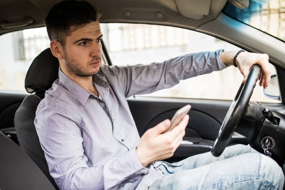 A partir del 1° de septiembre de 2025, la nueva "Hands-Free and Distracted Driving Act" de Carolina del Sur impone restricciones mucho más severas que la ley anterior