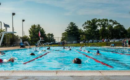 A partir del 24 de junio las piscinas y los parques de rociado de Washington estarán abiertos todos los días de la semana
