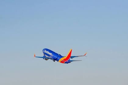 A partir del 27 de enero, los pasajeros de Southwest Airlines que "no quepan en los apoyabrazos de sus asientos" deberán reservar dos asientos