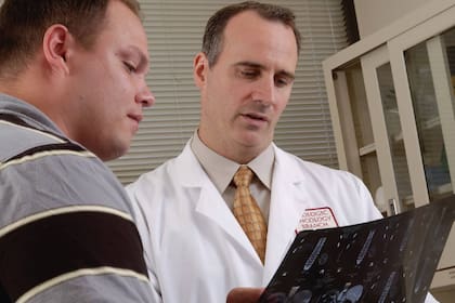 A partir del próximo año, médicos y otros trabajadores del sector salud verán un aumento de sueldo