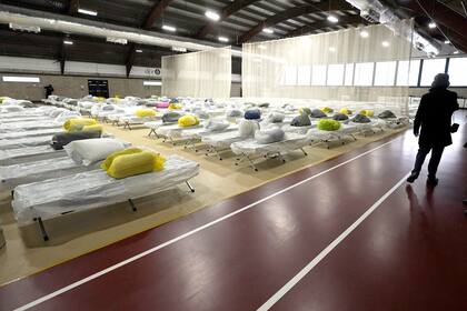 A partir del próximo mes, Massachusetts limitará a cinco días las estadías en refugios sobrecargados para los migrantes (AP Foto/Steven Senne, File)