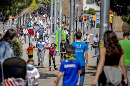 A partir hoy será obligatorio el uso de barbijos en el transporte; los comercios atenderán a un cliente y con cita previa