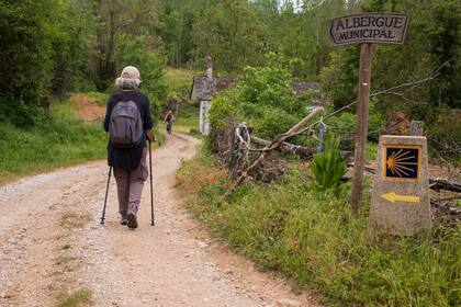 A paso lento. La típica señalización de la concha de vieira, que guía a los peregrinos en la Comarca de El Bierzo