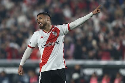A Paulo Díaz le anularon un gol ante Atlético Tucumán; el chileno es de lo mejor en la defensa del Millonario