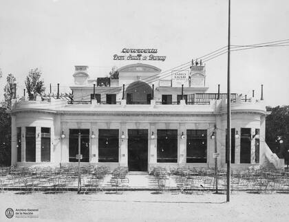 A pedido de Ricardo Banús, Andrés Kálnay construyó también en la Costanera Sur dos restaurantes gemelos y enfrentados: Brisas del Plata y Juan de Garay (actualmente demolido)