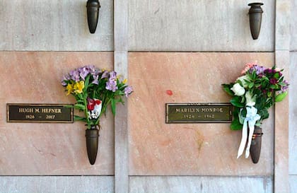 A pedido del magnate, la tumba de Hugh Hefner fue colocada junto a la de Monroe.