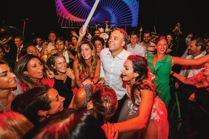A pedido especial de los novios, el DJ de la fiesta pasó una playlist de los años ochenta.