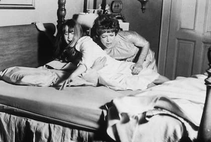 A pesar de cambiar al protagonista de la historia por una niña, William Peter Blatty mantuvo algunos elementos del caso original, como la cama que se sacudía