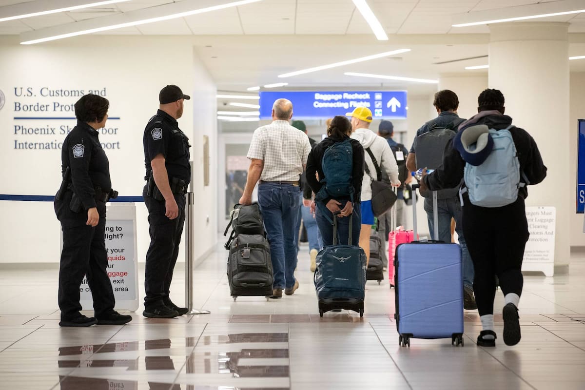 A pesar de contar con su residencia permanente legal recién renovada, agentes federales la detuvieron por un antecedente menor