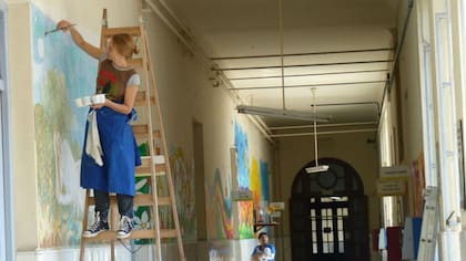 A pesar de haber renunciado a su trabajo en el Hospital Fernández, el hospital sigue siendo un lugar importante para ella. Fue convocada para pintar un mural en el Rivadavia