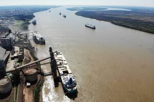 A pesar de la bajante, gran cantidad de barcos siguen operando en los distintos puertos exportadores desde San Lorenzo hasta Timbu
Marcelo Manera
