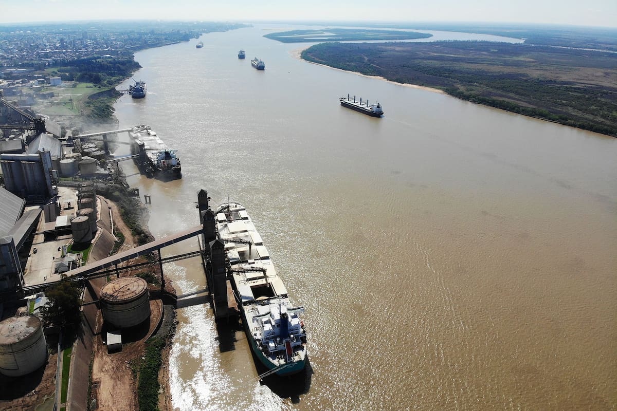 A pesar de la bajante, gran cantidad de barcos siguen operando en los distintos puertos exportadores desde San Lorenzo hasta Timbu
Marcelo Manera