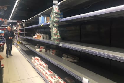 A pesar de la conferencia que brindó Juan Roig, el dueño de Mercadona, el supermercado más popular del país, quien llamó a la calma y aseguró que el abastecimiento está garantizado en el país, el temor a la escasez dibujó un escenario apocalíptico en las tiendas