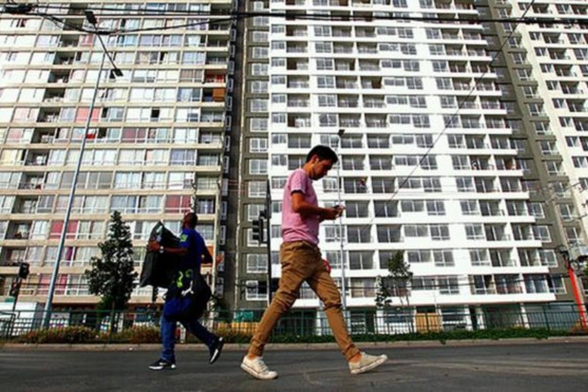 A pesar de la cuarentena, cientos de residentes salen de sus departamentos y recorren los edificios vendiendo más de 200 productos de toda clase