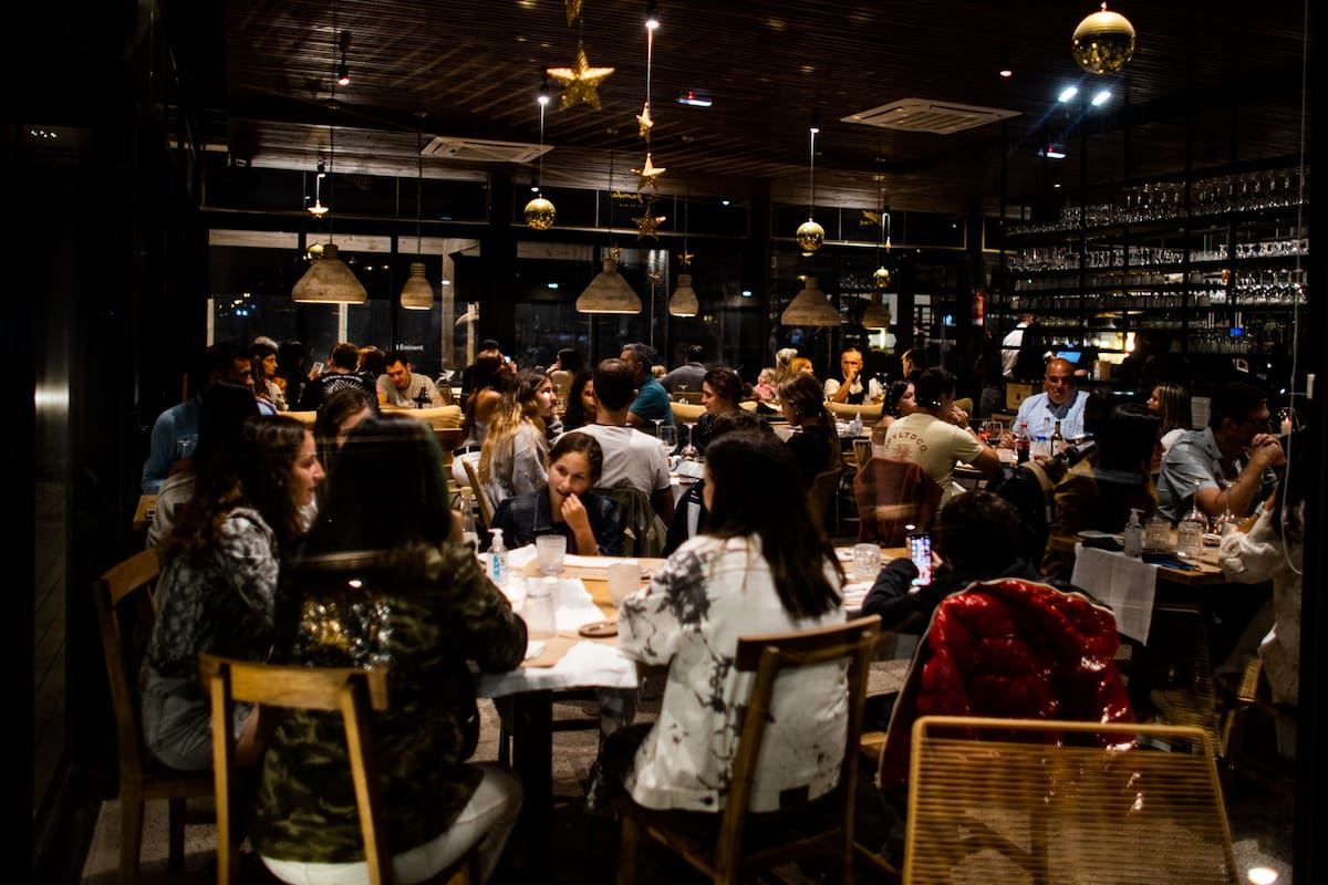 A pesar de la pandemia, muchos paradores sí ofrecerán sus clásicas cenas de fin de año. Habrá importantes controles en la calle y las playas