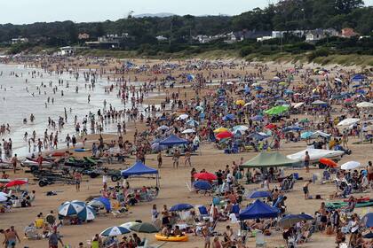 A pesar de la tarde nublada, muchos turistas disfrutaron de la playa de Solanas