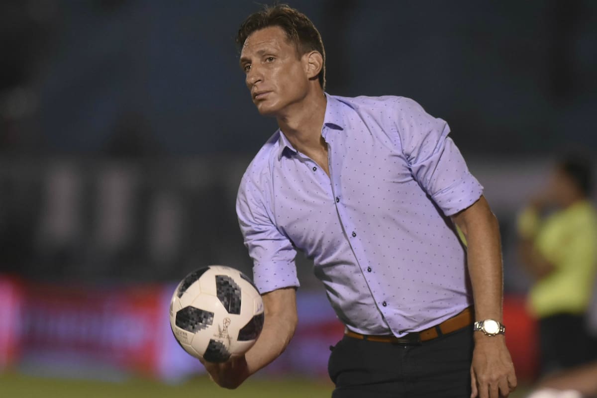 A pesar de las 5 derrotas consecutivas y de las versiones de su salida, el DT de Gimnasia sigue: “Quiero ponerles el pecho a las balas”