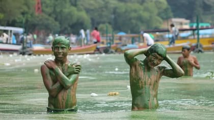 A pesar de las condiciones del agua, los residentes de las zonas aledañas siguen dependiendo del lago en sus vidas diarias