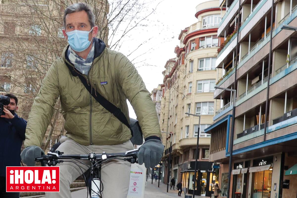 A pesar de las guardias de los medios, Iñaki mantiene su rutina y todos los días va a trabajar en bicicleta.
