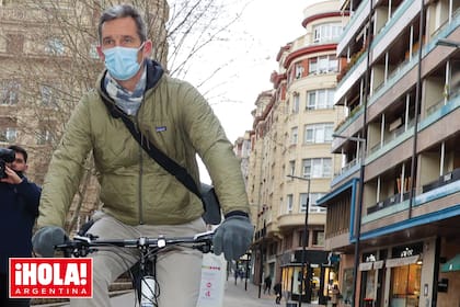 A pesar de las guardias de los medios, Iñaki mantiene su rutina y todos los días va a trabajar en bicicleta.